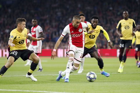 Edson Álvarez colabora con un gol en la victoria del Ajax