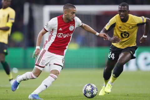 Edson Álvarez colabora con un gol en la victoria del Ajax