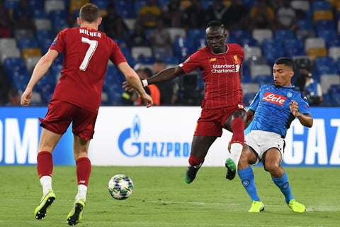 El Napoli del 'Chucky' Lozano vence al Liverpool