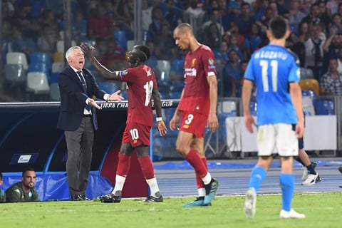 El Napoli del 'Chucky' Lozano vence al Liverpool