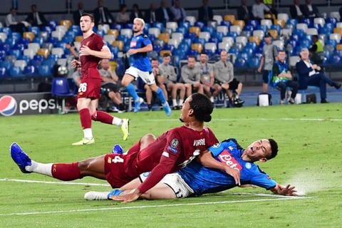 El Napoli del 'Chucky' Lozano vence al Liverpool