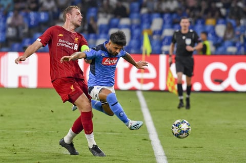 El Napoli del 'Chucky' Lozano vence al Liverpool