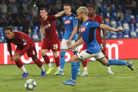 El Napoli del 'Chucky' Lozano vence al Liverpool
