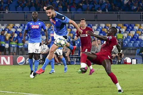 El Napoli del 'Chucky' Lozano vence al Liverpool