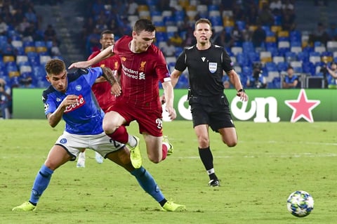 El Napoli del 'Chucky' Lozano vence al Liverpool