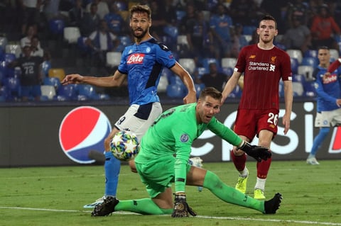 El Napoli del 'Chucky' Lozano vence al Liverpool