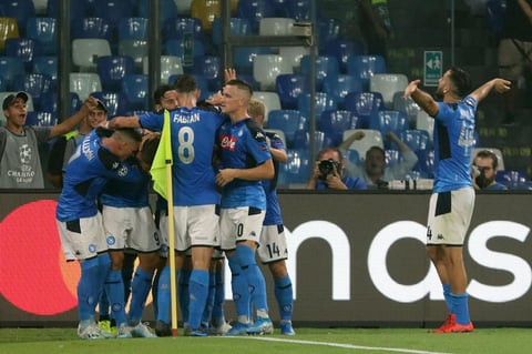 El Napoli del 'Chucky' Lozano vence al Liverpool