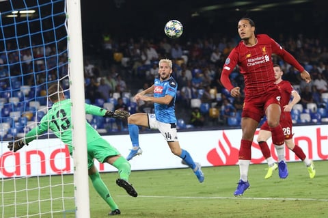 El Napoli del 'Chucky' Lozano vence al Liverpool