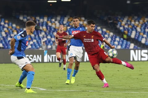 El Napoli del 'Chucky' Lozano vence al Liverpool