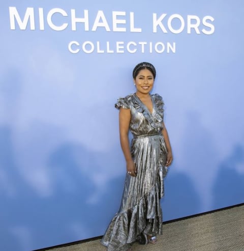 Yalitza Aparicio en pasarela de Michael Kors.