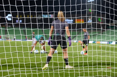 Wendy Toledo


Wendy Estefani Toledo Barroso #29 Portera Santos

Santos vs Cruz Azul

juego correspondiente a la jornada 10 de la apertura 2019 de la Liga MX femenil en TSM Oficial - lunes 16 de septiembre de 2019 21:00h