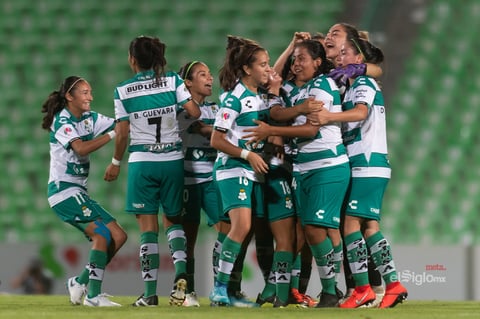 Celebración de gol de Arlett Tovar 4

Arlett Tovar Gómez #4 Defensa Santos

Santos vs Cruz

juego correspondiente a la jornada 10 de la apertura 2019 de la Liga MX femenil en TSM Oficial - lunes 16 de septiembre de 2019 21:00h
