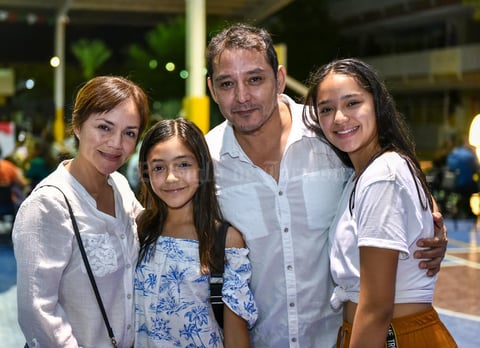 19092019 EN FAMILIA.  Laura de Reyes, Érika y Mariana Reyes y Manuel Reyes.