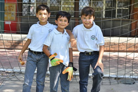 19092019 EN EL COLE.  Emiliano, Leonardo y Jorge Luis.