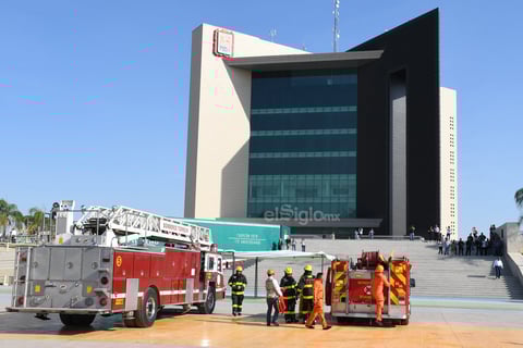 Bajo la coordinación de Protección Civil Municipal, ejecutaron diversas maniobras por supuestas emergencias, tales como personas con diversos tipos de lesiones, rescates en áreas especiales y atención de incendios en general.
