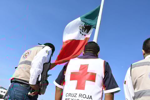 Corporaciones de seguridad, elementos de Cruz Roja, Bomberos y Vialidad llevaron a cabo protocolos para la salida de personal y usuarios hasta la explanada de la Plaza Mayor.