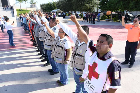 Corporaciones de seguridad, elementos de Cruz Roja, Bomberos y Vialidad llevaron a cabo protocolos para la salida de personal y usuarios hasta la explanada de la Plaza Mayor.