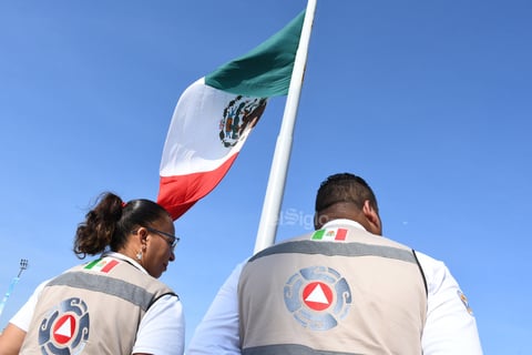 Corporaciones de seguridad, elementos de Cruz Roja, Bomberos y Vialidad llevaron a cabo protocolos para la salida de personal y usuarios hasta la explanada de la Plaza Mayor.