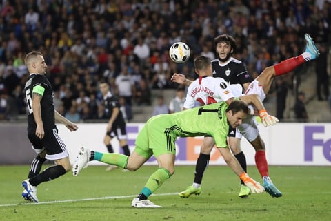 'Chicharito' anota en la goleada del Sevilla en Europa League