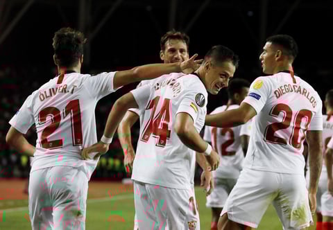 'Chicharito' anota en la goleada del Sevilla en Europa League