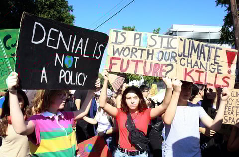 Manifestantes se congregaron con pancartas en las calles.