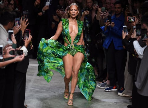 JLo impactó con un vestido verde que usó en el 2000