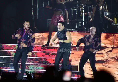 Chayanne se cambió de ropa en varias ocasiones. La mayoría de sus atuendos eran de color negro.
