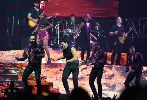 Ocho músicos, dos coristas y ocho bailarines fueron los cómplices del nacido un 28 de junio durante el espectáculo.