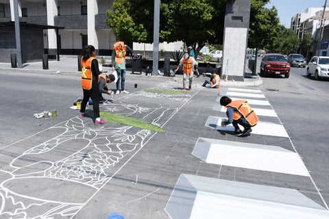 'Manos a la Cebra', tiene como objetivo promover de forma activa y creativa la cultura vial y la participación ciudadana, para ello, se convoca a mujeres y hombres estudiantes, artistas laguneros y ciudadanía en general, según el gobierno.