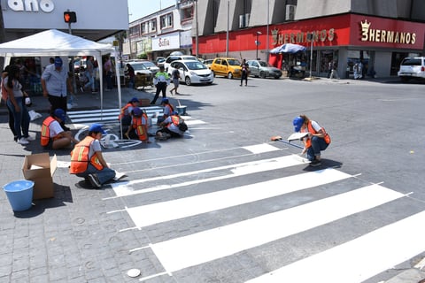 Las calles de Torreón se caracterizan, por lo general, en ser anchas, situación que facilita el tráfico vehicular, no así el tránsito para los peatones.