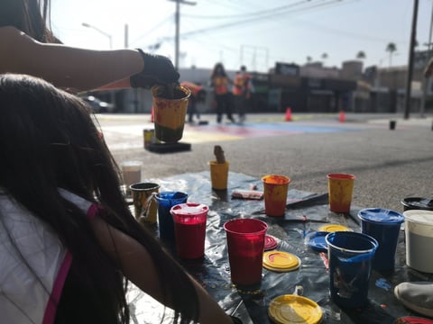 Pinta de rayas de pasos peatonales en Avenida Matamoros y Acuña.