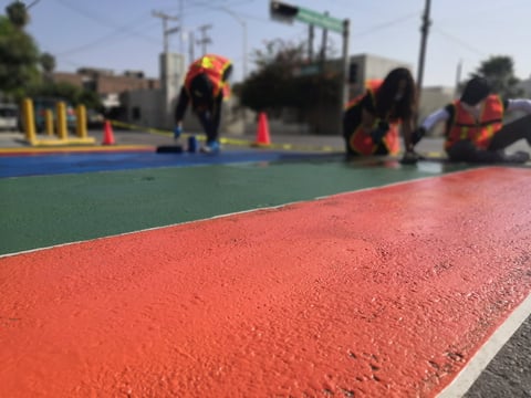 Pinta de rayas de pasos peatonales en Avenida Matamoros y Acuña.