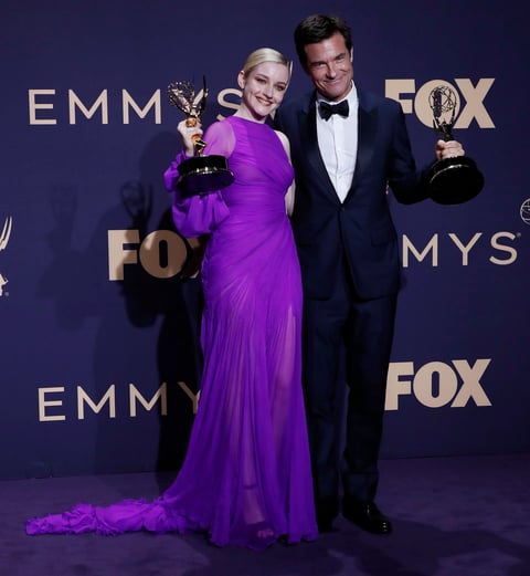 Julia Garner como Actriz de reparto, serie de drama y Jason Bateman en Dirección de Ozark
