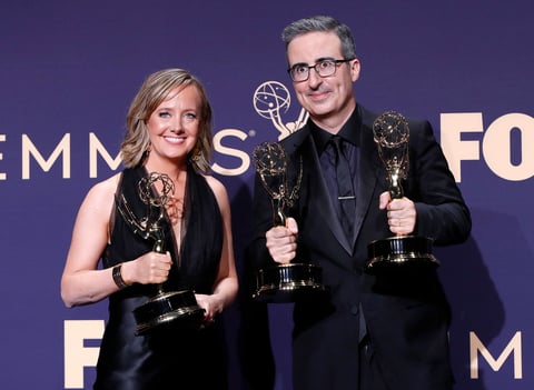 John Oliver por guión, serie de variedades y tertulia de Last Week Tonight.
