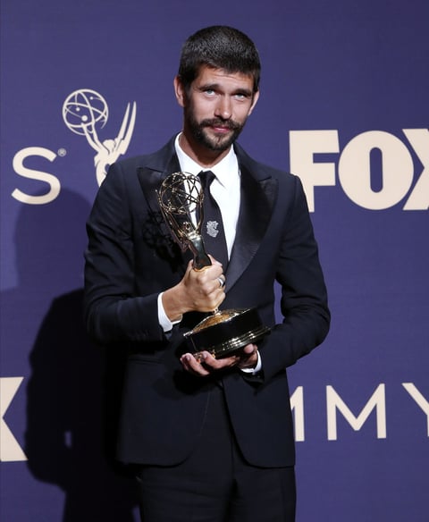 Actor de reparto, serie limitada o película: Ben Whishaw por A Very English Scandal