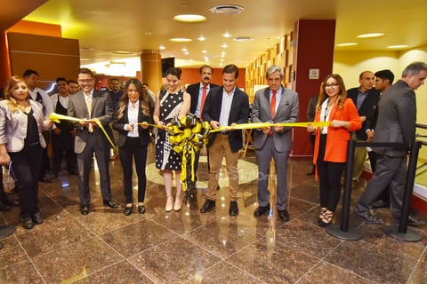 Directivos de Plaza Cuatro Caminos y de Cinépolis en el tradicional corte de listón.