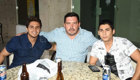21092019 ENTRE AMIGOS.  Héctor, David y Alejandro.
