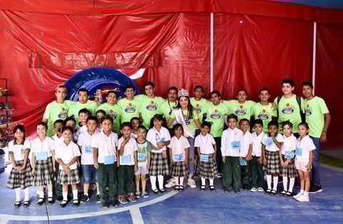 22092019 REGALAN SONRISAS.  Año con año, el Club Rotario de Torreón invita a niños de escasos recursos a divertirse por varias horas en la Feria de Torreón, las damas Rotarias y sus colaboradores, los recibieron con mucho gusto.