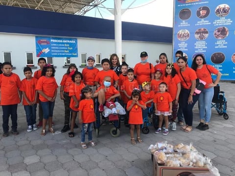 21092019 TARDE DE ALEGRíA.  Niños de Casa Feliz disfrutando de la Feria de Torreón, apoyados por Atracciones García; los acompañan, Cecy Marroquín y Karina Sánchez.
