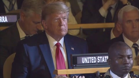 El estadounidense Donald Trump llegó por sorpresa.