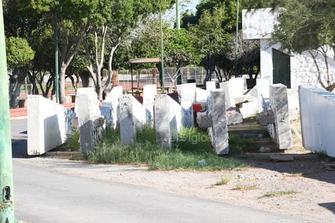 Sin resguardo. Así lucen las columnas del monumento al Torreón que se ubicaba hasta marzo de 2017 erigido en la Plaza Cívica del municipio.