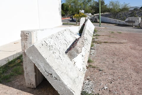 Arrumbado. Con un peso total de 18 toneladas y una altura de 14 metros, cada una de las secciones de la obra terminó a un lado de uno de los gimnasios y las canchas de futbol de la Unidad Deportiva Torreón, donde la pintura se les ha terminado por caer.