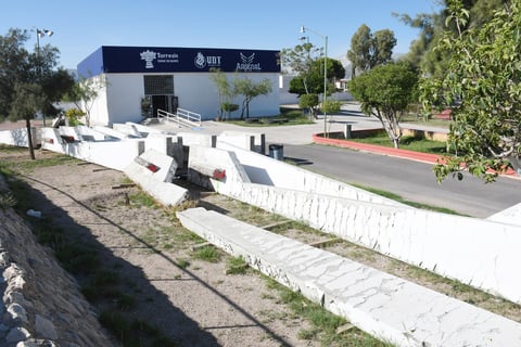 En el olvido. La obra que le dio la bienvenida a las personas provenientes de Gómez Palacio desde 1974 no cuenta con mantenimiento.