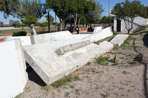 Desprotegido. Al momento de su llegada a la Unidad Deportiva, el monumento había sido protegido por plástico color negro, sin embargo, esto no es así en la actualidad.