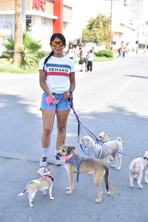 24092019 Laura Robles, paseando a sus perritos.