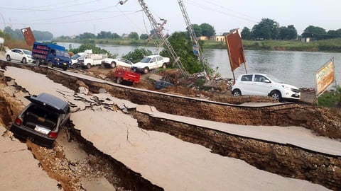 Carreteras y edificios se vieron vulnerados.