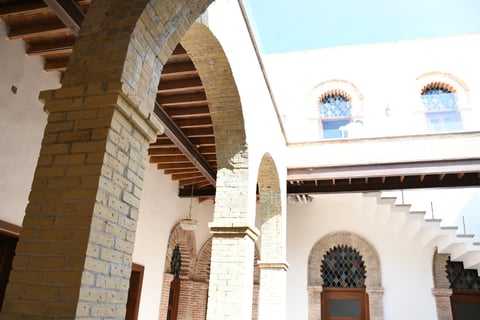 Fue durante los primeros meses de este año que se emprendió el proyecto de restauración de la casa erigida en 1907 por el doctor Alberto Álvarez García, quien se inspiró en los edificios de numerosas comunidades de origen árabe de España para la edificación.