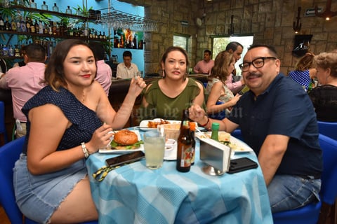 25092019 DISFRUTAN DE SU COMPAñíA.  Pamela, Claudia y Antonio.