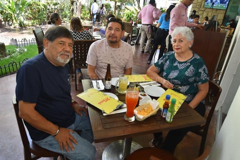25092019 EN SU RESTAURANTE FAVORITO.  Alejandro, Rubén y María Luisa.