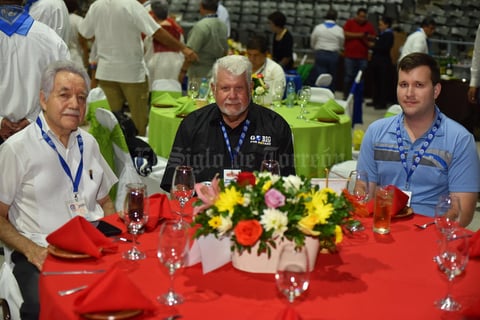 25092019 RECIENTE CELEBRACIóN.  Nacho, John y Bob.